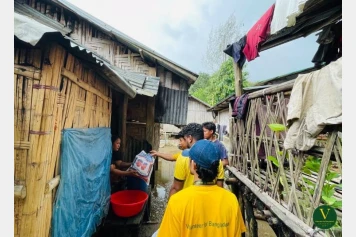 দুর্যোগের কঠিন সময়ে বান্দরবানের দুর্গম এলাকায় মানবিক সহায়তা নিয়ে পাশে দাঁড়িয়েছে স্বেচ্ছাসেবীরা