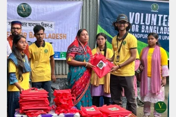 শারদীয় দুর্গাপূজা উপলক্ষে চাঁদপুর সদরে ৩৫ জনের মাঝে শাড়ি ও লুঙ্গি বিতরণ